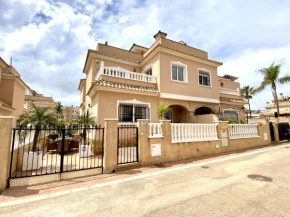 Casa Romina, Semi-detached villa with shared pool near La Zenia